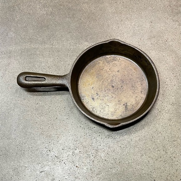 Vintage Cast Iron Skillet Pan Pouring Spouts Made In Taiwan - Picture 2 of 7